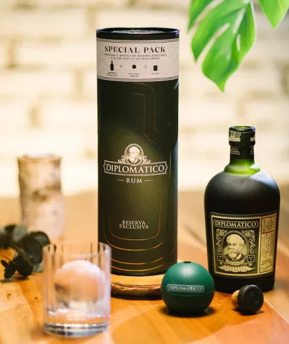 Diplomatico Exclusiva rum díszdobozban pohárral és jéggömb készítővel 0,7L